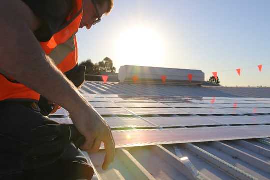 Новые солнечные батареи предлагают вам возможность распечатать солнечные батареи и наклеить их на крышу