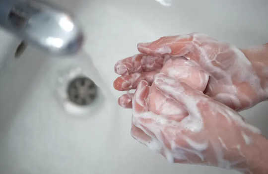 ماسک ڈالنے سے پہلے اپنے ہاتھ دھوئے