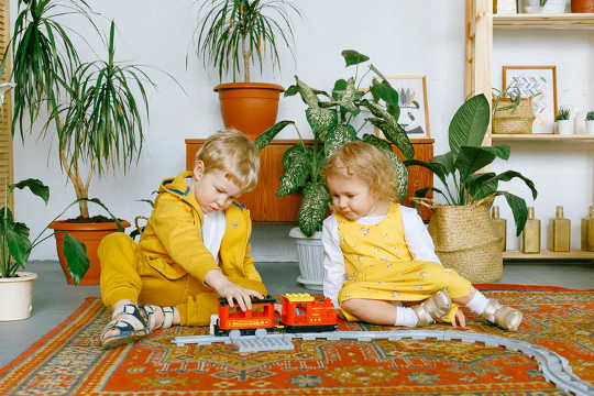 Anak-anak sering secara alami condong ke lantai. (Apakah lebih baik duduk di lantai atau duduk di kursi)