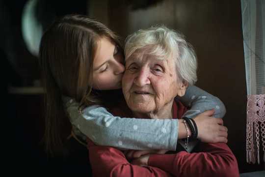 Könnte das Liebeshormon Oxytocin bei der Behandlung der Alzheimer-Krankheit helfen?