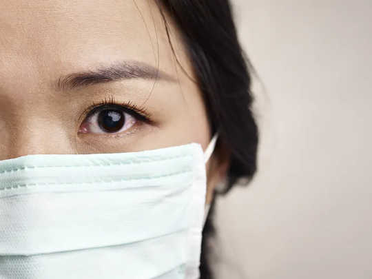 Warum Gesichtsmasken dazu führen können, dass sich die Augen trocken anfühlen, und was Sie dagegen tun können