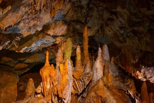Сталагмиты содержат химические сигналы, которые показывают, каким был климат над пещерой тысячи лет назад. (мы собрали по кусочкам наиболее точные записи основных климатических явлений тысячи лет назад)