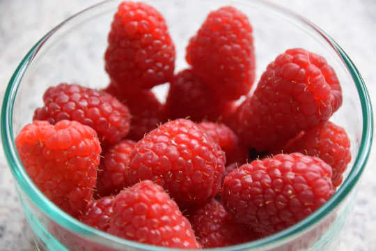 Nikmati hidangan raspberry yang manis dan harum. (8 strategi sederhana untuk mengisi bahan bakar tubuh Anda selama pandemi)