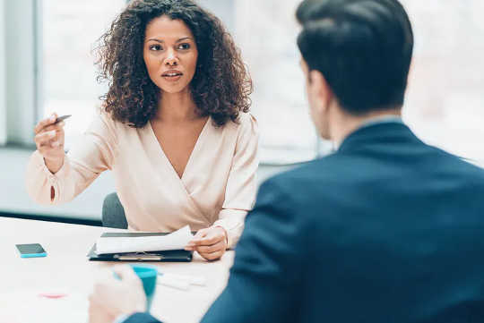 מדוע נשים בעלות עבודה מקבלות תגובות שונות מגברים כאשר הן מבקרות עובדים