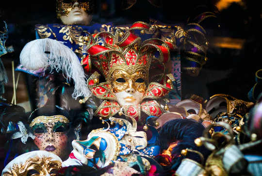 Masquerades oppmuntret kontakt mellom kjønnene samtidig som de opprettholder akseptabel sosial avstand. (visirer møter hansker og vindushetter en historie med masker på vestlig måte)