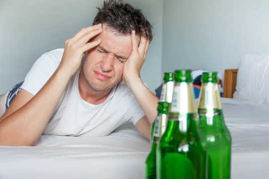 Dopo il lavoro è dimostrato che bere è dannoso per la produttività. (l'uso di cannabis dopo il lavoro non influisce sulla produttività)