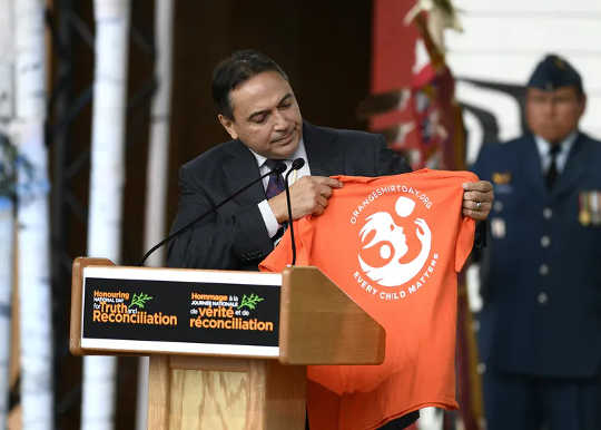 T-shirt na Orange Shirt Day (kung paano humantong ang rasismo sa hindi magandang pagdalo sa mga paaralan)