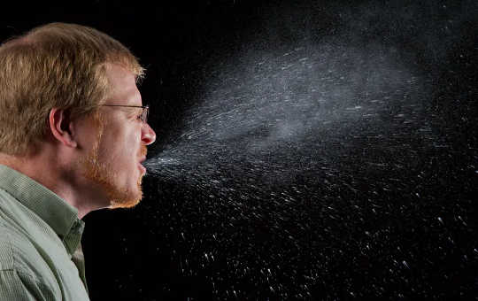 Dimman som matas ut av en nysning kan starta virus i luften, så andra människor kan andas in dem. (varför äldre människor löper större risk från covid 19)