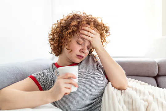 Para alguns jovens, a febre glandular pode desencadear longos períodos de fadiga extrema. (o que é síndrome de fadiga pós-viral)