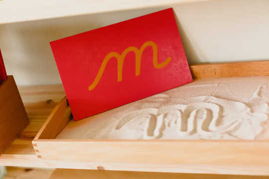 मोंटेसरी संसाधन अक्सर संवेदी-आधारित होते हैं, जैसे सैंडपेपर के अक्षर।