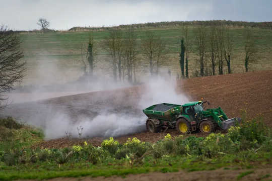 Penebaran kapur di sebuah ladang di Devon, Inggris untuk meningkatkan kualitas tanah.