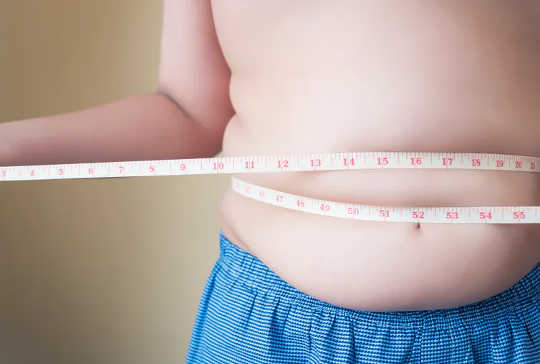 האם חשיפה לכימיקלים מעשה ידי אדם עשויה להגביר את שיעורי ההשמנה ברחבי העולם?