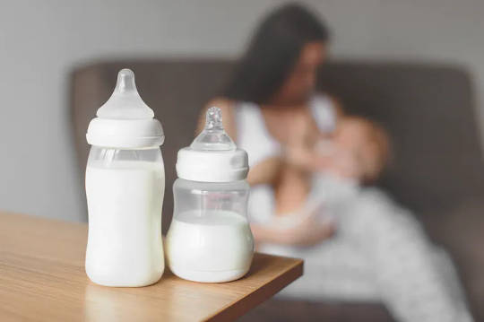 奶瓶餵養嬰兒可能以多種方式消耗數百萬個微塑料顆粒