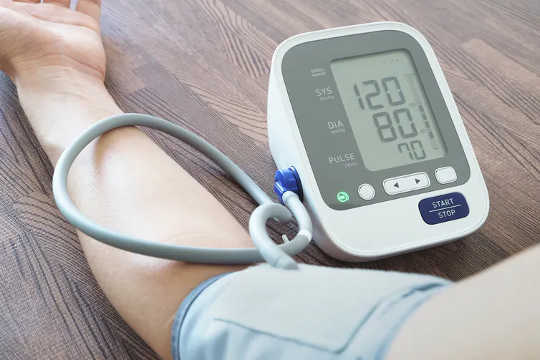 我们调查了黄烷醇与血压之间的联系。 （一种进行营养研究的全新方法）