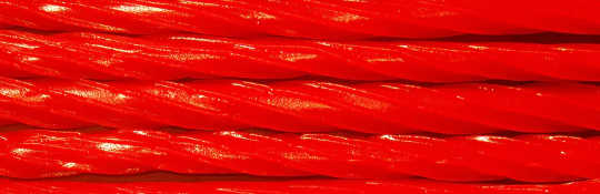 O alcaçuz vermelho é doce doentiamente, mas seguro para comer. (o lado assustador e perigoso do alcaçuz preto)