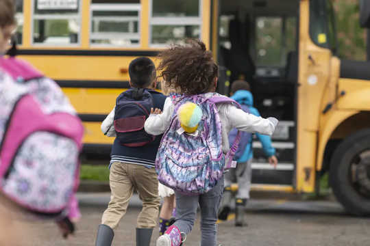 Beberapa pendidik mengkhawatirkan faktor keamanan saat mengangkut anak sekolah saat senja.
