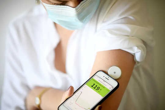 Nainen mittaa verensokeritasonsa Pariisin sulkemisen aikana maaliskuussa 2020. (covid 19 paljastaa, miten liikalihavuus vahingoittaa kehoa reaaliajassa paitsi koko elämän ajan)