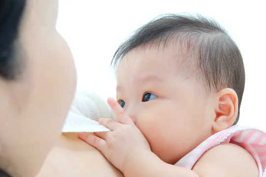 Sebaik-baiknya, menyusukan bayi anda sekurang-kurangnya dua minit sebelum prosedur yang menyakitkan.