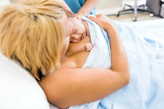 Tiếp xúc da kề da được khuyến khích cho trẻ sinh non hoặc trẻ không thể bú mẹ.