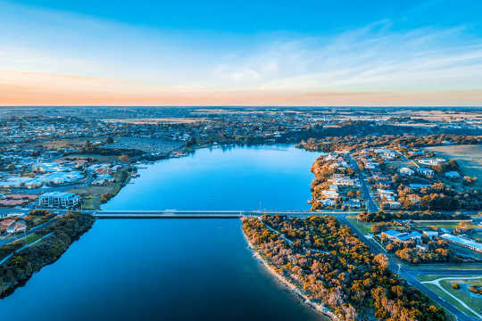 L'aumento dell'interesse per la vita in città costiere come Warrnambool nel Victoria ha già spinto verso l'alto i prezzi degli immobili regionali.