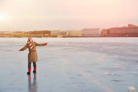 Alkohol kann das Risikoverhalten auf dem Eis erhöhen. (Vorsicht, Winterertrinken kann zunehmen, wenn sich das Eis mit dem Klimawandel verdünnt.)