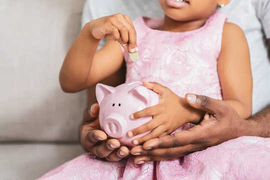 Barn kan börja spara sina mynt. (hur man undervisar spara och spendera till barn så unga som 3 år)