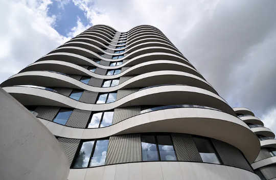Apartemen pusat kota baru di London, Inggris. (mengapa pinggiran kota menjadi semakin beragam)