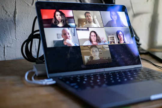 Kadınlar ve erkekler, özel arka planlar gibi özellikler dahil olmak üzere video konferans özelliğini farklı şekilde kullanır.