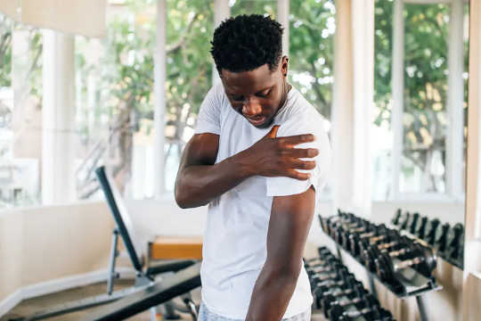 Dor nos dias após o exercício é normal e, na verdade, resulta em músculos mais fortes. (sentir-se dolorido após o exercício, aqui está o que a ciência sugere que ajuda e o que não ajuda)