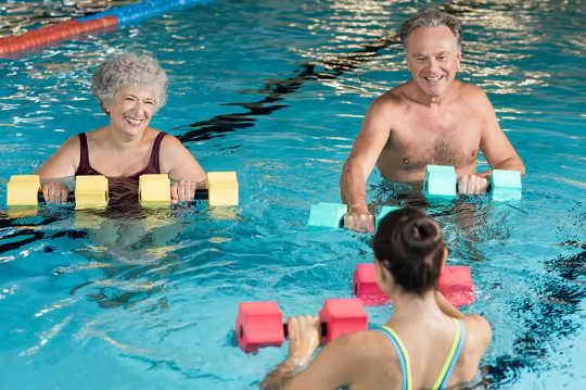 Los ejercicios a base de agua a menudo también pueden ser más fáciles para las articulaciones.