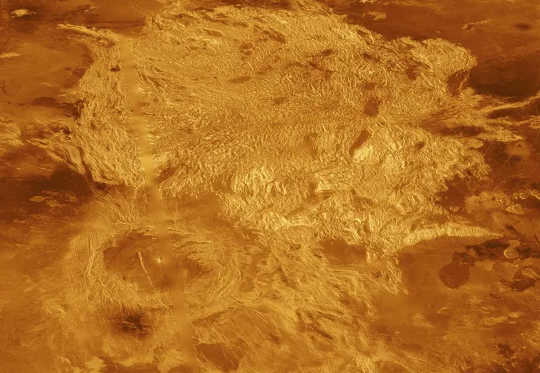 Une partie d'Alpha Regio, un plateau topographique à la surface de Vénus, a été la première caractéristique de Vénus à être identifiée à partir d'un radar terrestre.