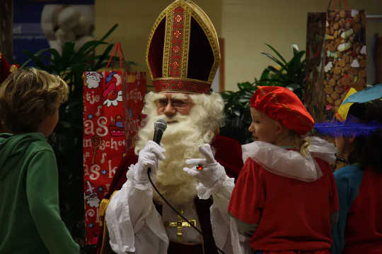 荷兰人物Sinterklaas看起来很像圣诞老人。