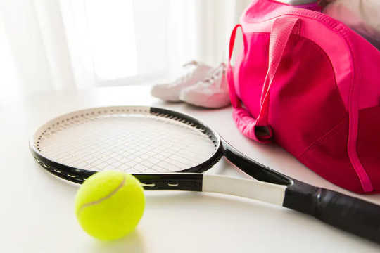 Giữ cho thiết bị quần vợt của bạn hiển thị để não của bạn sẵn sàng tập trung vào danh tính của bạn với tư cách là một người chơi quần vợt. (cách ngừng kiểm tra email công việc vào ngày nghỉ)