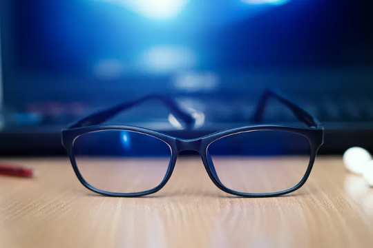 Det finns inga bevis för att glasögon med blått ljus hjälper till med sömnen