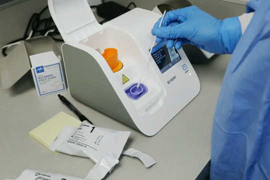 コロナウイルスのテストを簡単、正確、迅速にすることがパンデミックを終わらせるために重要なのはなぜですか