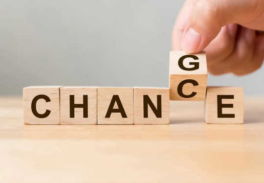 Letras de Scrabble que deletrean 'chance' modificadas a 'change'
