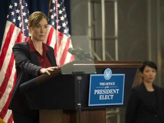 President Elizabeth Keane, gespeeld door actrice Elizabeth Marvel, staat op een podium in een aflevering van 'Homeland'.