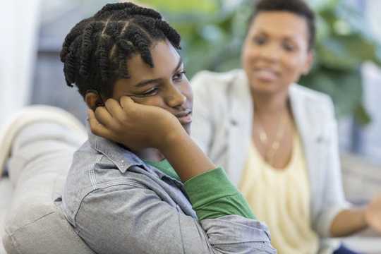Tonåringar är uppkopplade för att ångra om att ha fastnat med föräldrar och avskurna från vänner