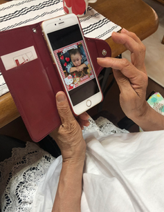 Deze tools helpen oudere mensen om digitaal te verbinden terwijl ze isoleren