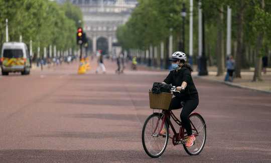 כמה ערים גדולות מנסות לשמור על אנשים הולכים ואופניים