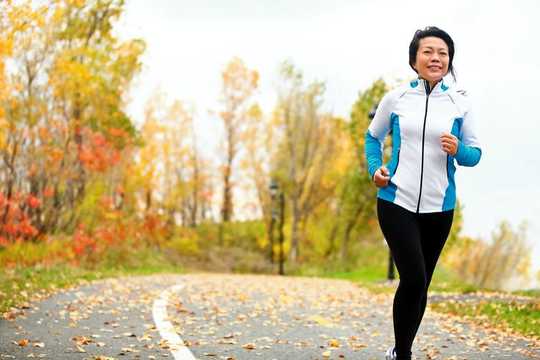 Perché le donne aumentano di peso durante la menopausa