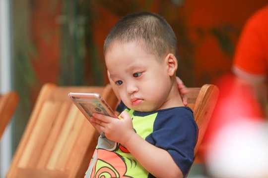 5 نصائح للتعامل مع وقت شاشة الأطفال أثناء التباعد الاجتماعي