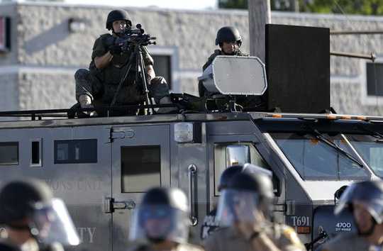 Polis Dengan Banyak Alat Tentera Membunuh Orang Awam Lebih Sering Daripada Pegawai yang kurang tentera