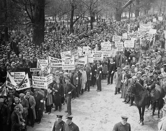 Protesto, İşsizlik ve Cumhurbaşkanlığı Politikaları - 1932'ye Hoş Geldiniz