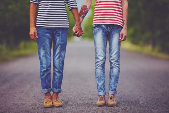 מדוע הומוסקסואליות עלולה להתפתח מסיבות חברתיות ולא מיניות