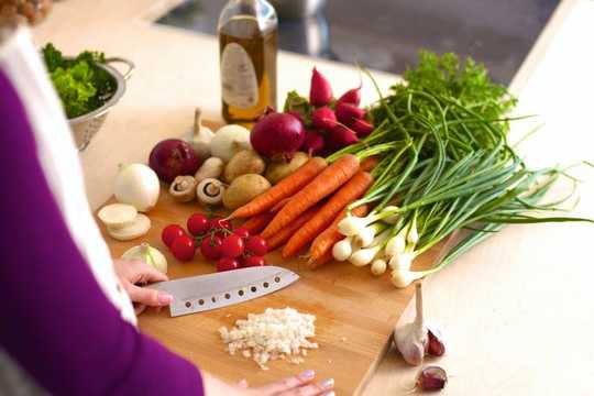 Cozinhar em casa significa uma alimentação mais saudável e há uma oportunidade de mudar os hábitos alimentares para sempre