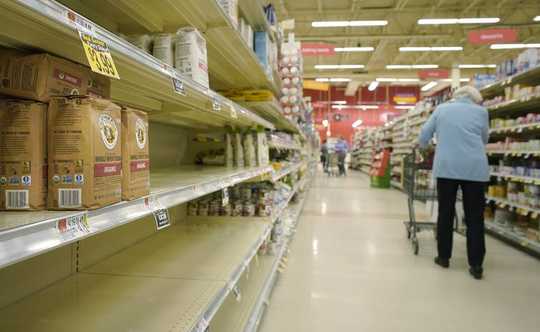 Pourquoi votre magasin local continue de manquer de farine, de papier toilette et de médicaments sur ordonnance