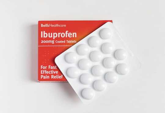 Narito Kung Ano ang Kailangan mong Malaman Tungkol sa Ibuprofen At COVID-19 Mga Sintomas