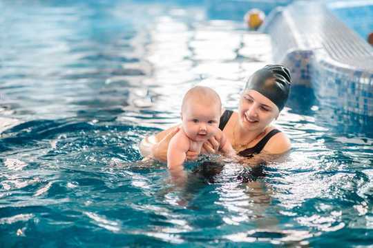 Почему ваш ребенок должен брать уроки плавания?