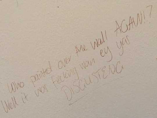 Toiletten-Graffiti: Geheimnisse, Unterstützung und Solidarität in der Frauentoilette
